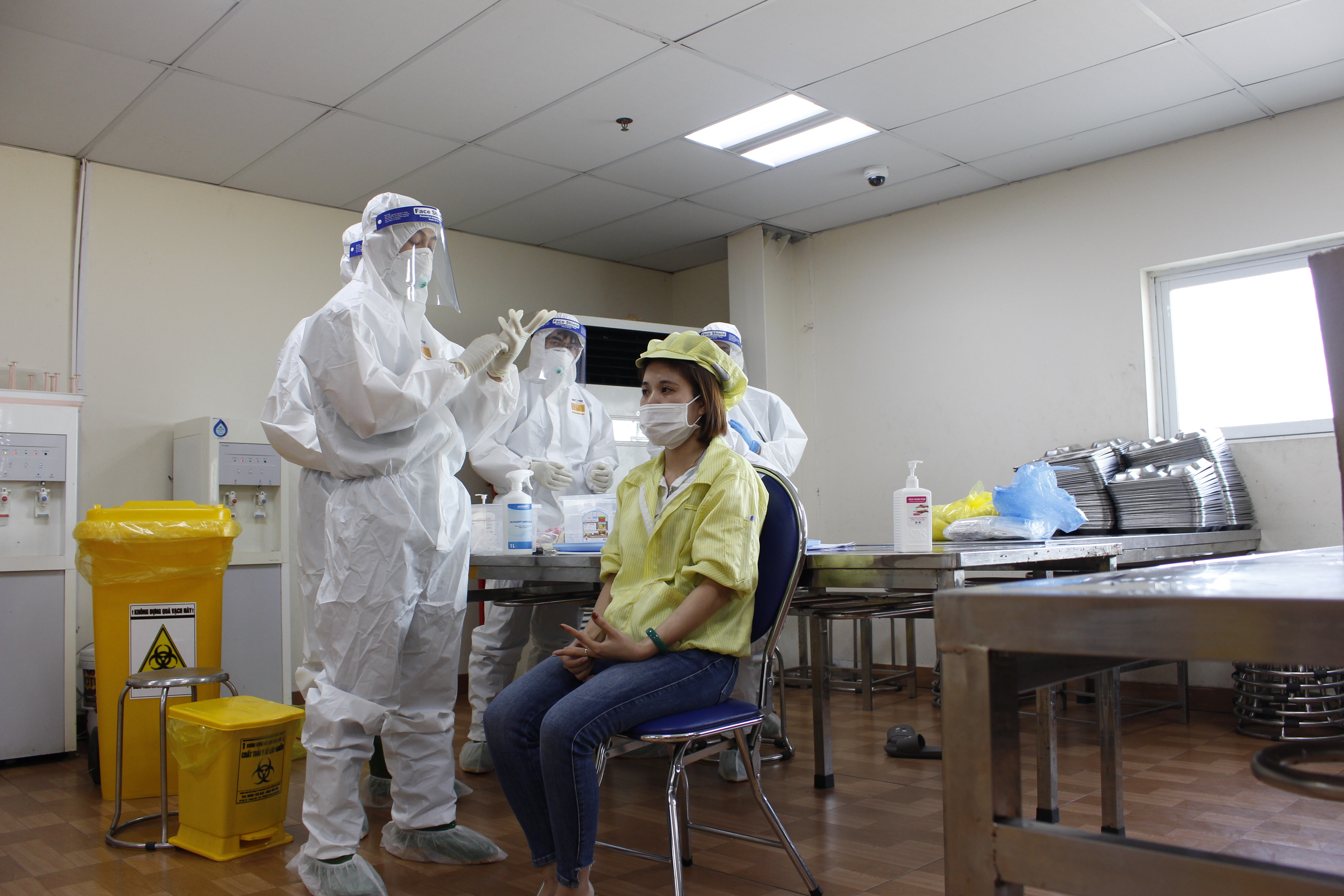 Bộ đội nỗ lực giúp nhân dân vùng tâm dịch